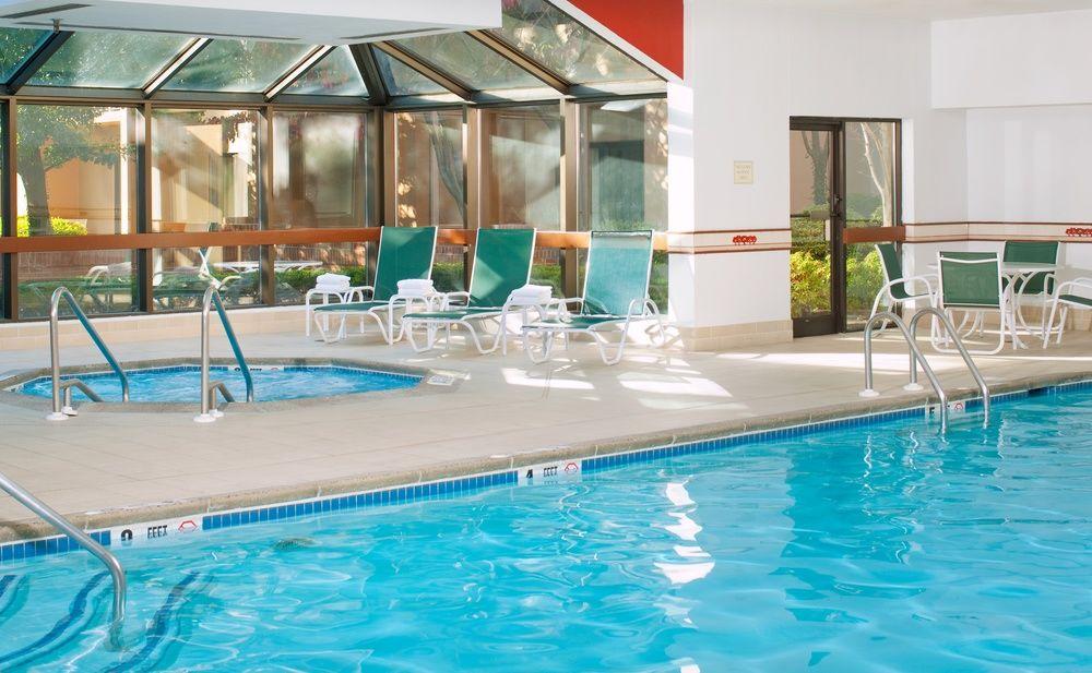 Courtyard Newark Liberty International Airport Hotell Exteriör bild