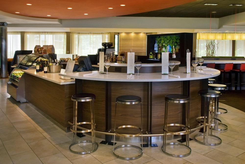 Courtyard Newark Liberty International Airport Hotell Exteriör bild