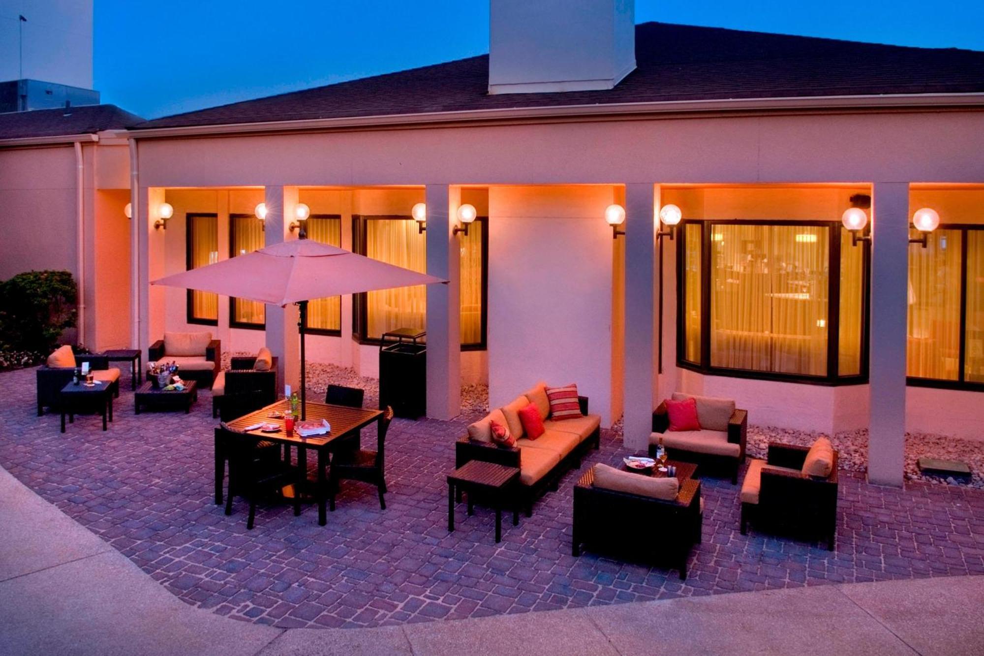 Courtyard Newark Liberty International Airport Hotell Exteriör bild